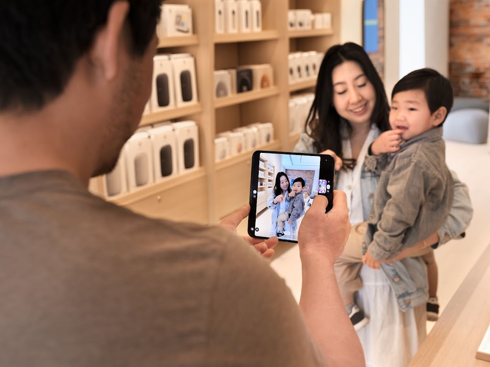 A Pixel phone shows that it has detected a pair of Pixel Buds and asks the user if they want to connect.